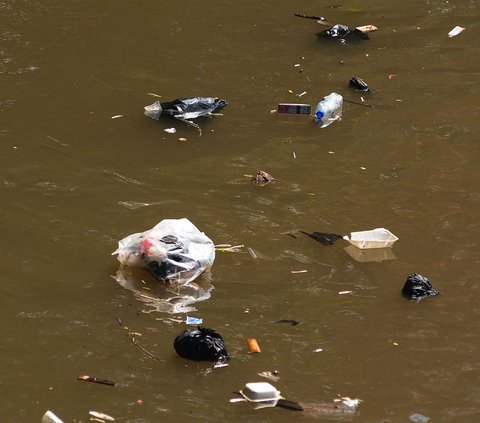 FOTO: Potret Sampah Plastik Cemari Sungai Ciliwung