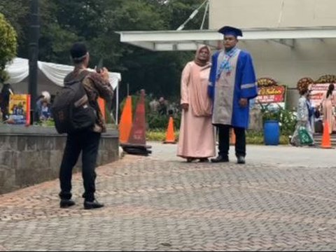 Viral Aksi Pria Bantu Abadikan Foto Wisudawan bersama Kedua Orang Tuanya, Ekspresi Bahagianya Bikin Terharu