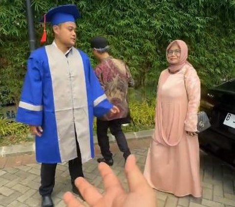 Viral Aksi Pria Bantu Abadikan Foto Wisudawan bersama Kedua Orang Tuanya, Ekspresi Bahagianya Bikin Terharu