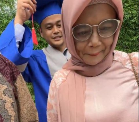 Viral Aksi Pria Bantu Abadikan Foto Wisudawan bersama Kedua Orang Tuanya, Ekspresi Bahagianya Bikin Terharu