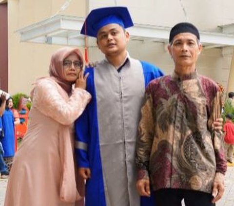 Viral Aksi Pria Bantu Abadikan Foto Wisudawan bersama Kedua Orang Tuanya, Ekspresi Bahagianya Bikin Terharu