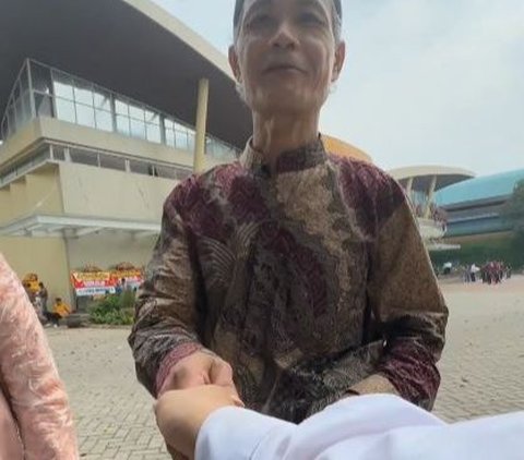 Viral Aksi Pria Bantu Abadikan Foto Wisudawan bersama Kedua Orang Tuanya, Ekspresi Bahagianya Bikin Terharu