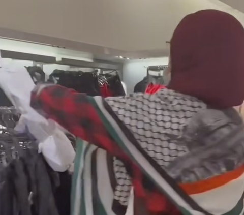 Viral Mass Action Pro-Palestine Storms ZARA Store in Pondok Indah Mall While Bringing 'Pocong'