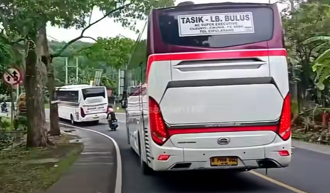 <b>Saling Salip Bus Primajasa vs Sinar Jaya</b>