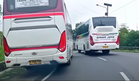 Bus Sinar Jaya yang diketahui merupakan angkatan pagi terekam kejar-kejaran dengan bus Patas Primajasa.