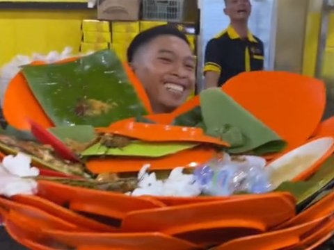 This Dirty Plate Lifting Waiter Skill Shocks One Restaurant, Like an Acrobat