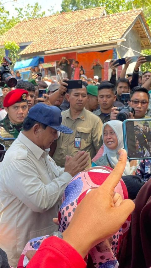 Sambil Gendong Anak, Ibu di Kuningan Histeris Lihat Prabowo Datang & Berebut Ingin Memeluk