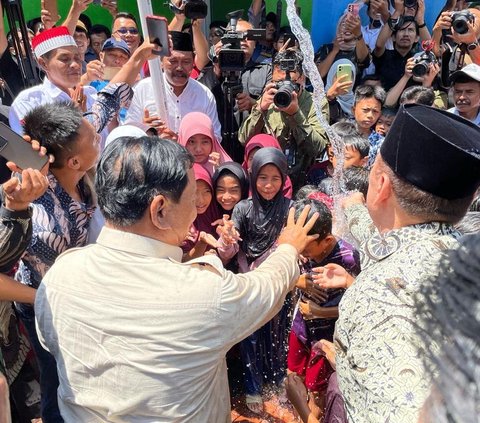 Sambil Gendong Anak, Ibu di Kuningan Histeris Lihat Prabowo Datang & Berebut Ingin Memeluk