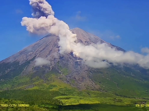 Semeru Erupsi Lagi, Begini Sejarah Letusan Gunung Tertinggi di Pulau Jawa