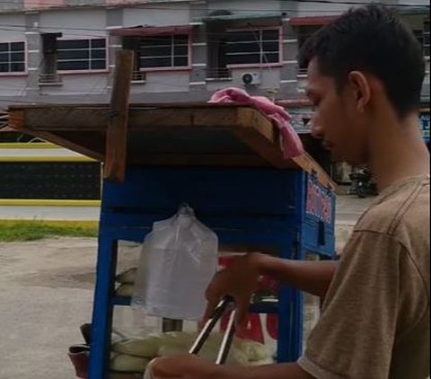 Viral Curhatan Pilu Pria Penjual Roti Pao yang Dihujat Karena Bikin Video saat Berjualan, Disebut Miskin hingga Anak Yatim