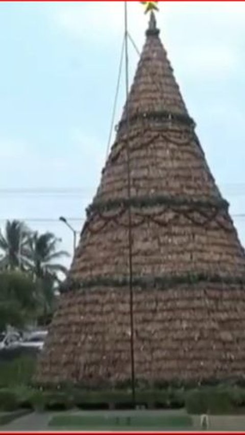 Unik! Pohon Natal di Semarang Dibuat dari Tanaman Eceng Gondong, Raih Rekor Muri
