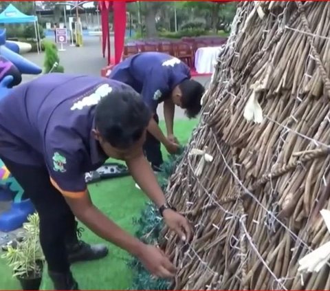 Unik! Pohon Natal di Semarang Dibuat dari Tanaman Eceng Gondong, Raih Rekor Muri