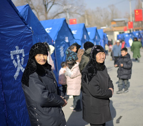 Para korban gempa yang kehilangan tempat tinggalnya terpaksa tinggal sementara di tenda-tenda darurat bantuan setelah gempa bumi berkekuatan 6,2 SR mengguncang Provinsi Gansu, di barat laut China (20/12/2023). <br>