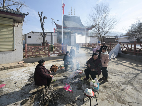 FOTO: Potret Ketabahan Warga Muslim China yang Jadi Korban Gempa Bumi di Gansu Menghadapi Tantangan Suhu Ekstrem di Tenda Darurat