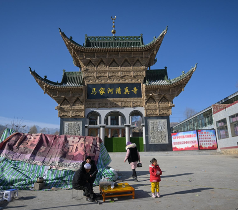 FOTO: Potret Ketabahan Warga Muslim China yang Jadi Korban Gempa Bumi di Gansu Menghadapi Tantangan Suhu Ekstrem di Tenda Darurat