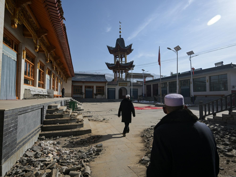 FOTO: Potret Ketabahan Warga Muslim China yang Jadi Korban Gempa Bumi di Gansu Menghadapi Tantangan Suhu Ekstrem di Tenda Darurat