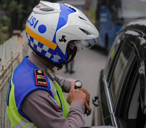 Korlantas Polri menyatakan pelat nomor khusus kode RF sudah dihapus, tak boleh lagi dipasang di kendaraan. 