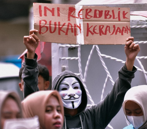 Ratusan elemen mahasiswa yang tergabung dalam Gerakan Mahasiswa dan Rakyat Jambi (GEMAS RAJA) menggelar Aksi Mimbar Demokrasi di halaman kampus Universitas Nurdin Hamzah, Jambi , Rabu (20/12/2023).