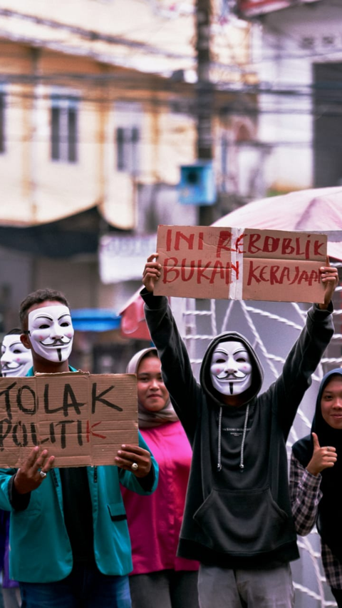 Mereka pun menilai dari pelanggaran konstitusi tersebut dapat merusak tatanan demokrasi di Indonesia.