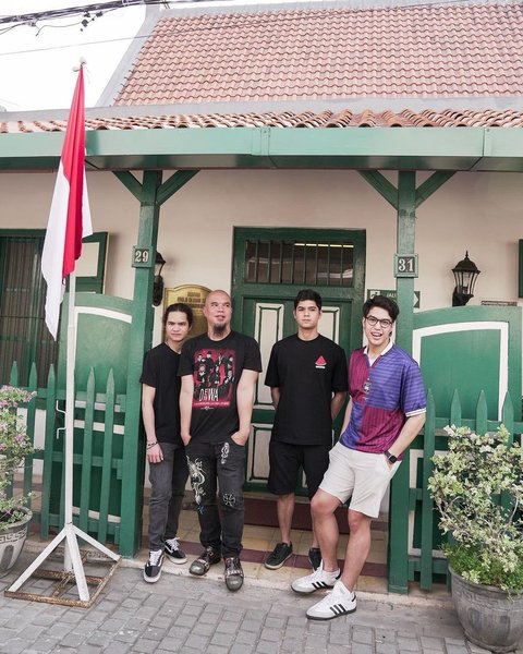 Potret Ahmad Dhani Bareng Ketiga Putra Gantengnya Kunjungi Rumah Eyang Buyut Maia Estianty di Surabaya Jadi Sorotan