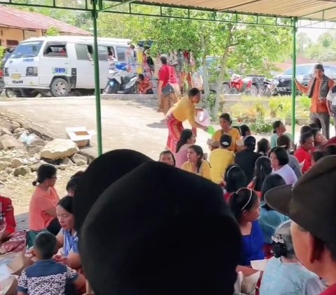 Viral Momen Pria Asal Jawa Kondangan Ala Batak, Kaget dengan Makanan yang Disajikan