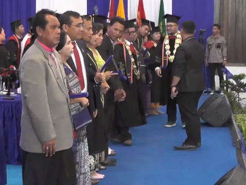 Kisah Septiani Hirawati jadi Mahasiswi Terbaik Lulus Cumlaude, Ibu Bapaknya Tunanetra Hadiri Wisuda Begitu Bangga