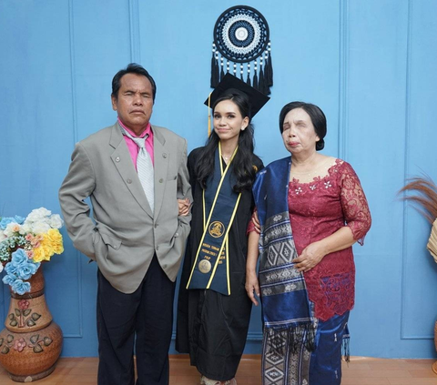 Kisah Septiani Hirawati jadi Mahasiswi Terbaik Lulus Cumlaude, Ibu Bapaknya Tunanetra Hadiri Wisuda Begitu Bangga