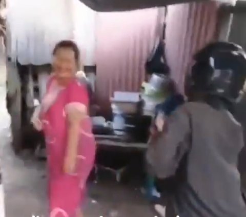 Viral Pria Tagih Hutang Sambil Joget, Bikin Nasabah Gak Tegang