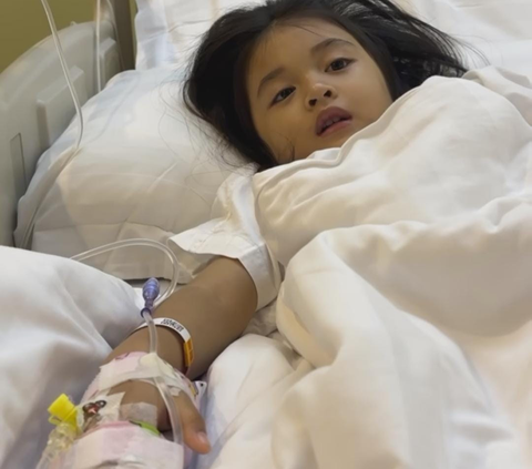 Kondisi Putri Cantik Kevin Lilliana Usai Operasi Karena Patah Tulang Siku Usai Jatuh dari Kursi di Rumah