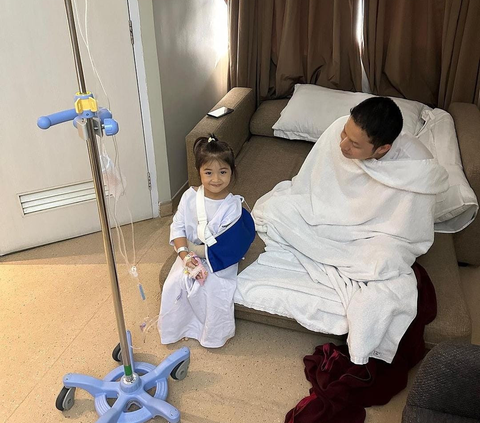 Kondisi Putri Cantik Kevin Lilliana Usai Operasi Karena Patah Tulang Siku Usai Jatuh dari Kursi di Rumah