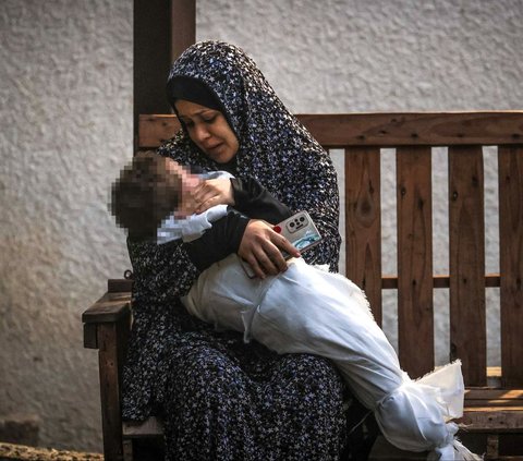 Jumlah warga Palestina yang tewas akibat serangan brutal Israel di Jalur Gaza sejak 7 Oktober lalu telah mencapai 20.000 jiwa, menurut pernyataan resmi kantor berita pemerintah yang dikelola Hamas, sebagaimana dilansir Antara, pada 21 Desember 2023.