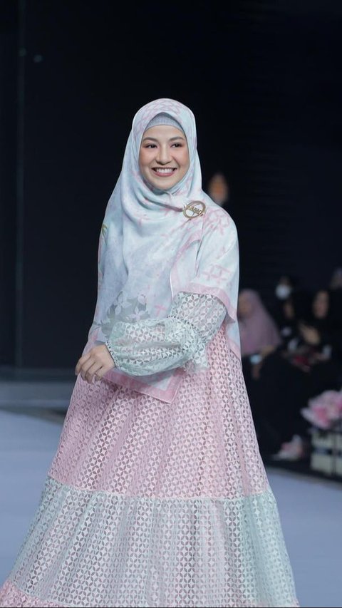 2 Gaya Natasha Rizky dengan Outfit Loose dengan Sentuhan Lace