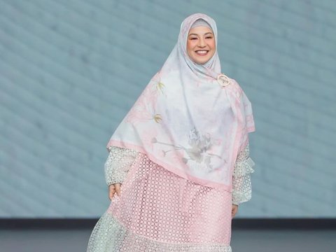 2 Gaya Natasha Rizky dengan Outfit Loose dengan Sentuhan Lace