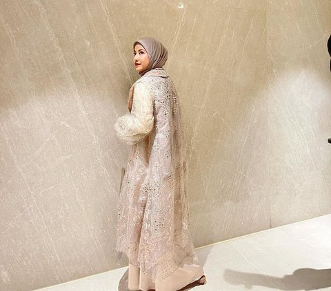 2 Gaya Natasha Rizky dengan Outfit Loose dengan Sentuhan Lace