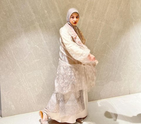 2 Gaya Natasha Rizky dengan Outfit Loose dengan Sentuhan Lace