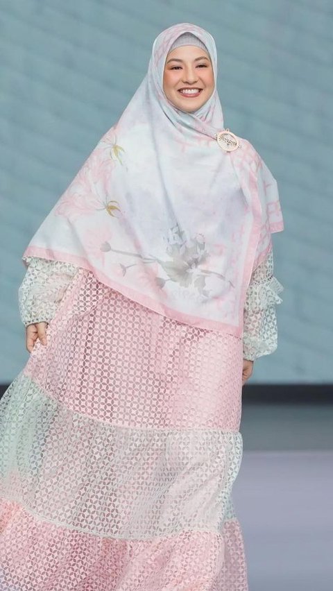 Gaya Kedua: Soft Pink with Colorful Hijab<br>