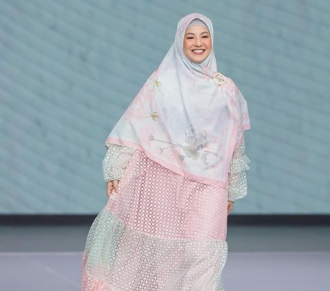 2 Gaya Natasha Rizky dengan Outfit Loose dengan Sentuhan Lace