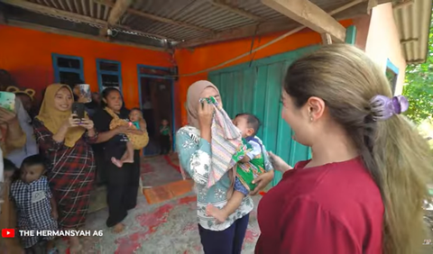 Setelah perjalanan selama 4 jam, Ashanty dan Anang akhirnya sampai di rumah eks ART-nya. Ruqyah pun tampak terharu bisa kembali bertemu dengan majikannya tersebut.<br>