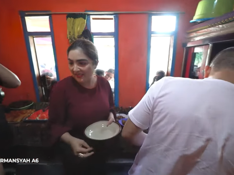 Tempuh Perjalanan 4 Jam, Ashanty dan Anang Hermansyah Datangi Ruman Eks ART, Disuguhi Makan Lahap Banget Masakan Kampung