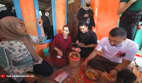 Lantaran sudah lapar, Ashanty pun langsung makan di rumah Ruqyah. Ashanty ternyata doyan makan jengkol.<br>