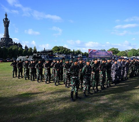 Pasukan TNI, polisi hingga pecalang atau satuan pengamanan desa adat Bali dikerahkan dalam Operasi Lilin Agung 2023. Mereka dihadirkan dalam gelar pasukan yang berlangsung di Lapangan Puputan Margarana, Denpasar, Bali, pada Kamis (21/12/2023).