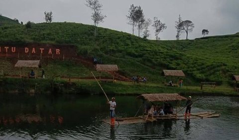 Menaiki perahu getek di Situ Datar