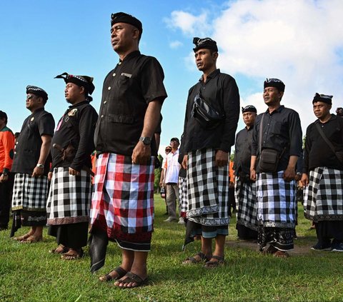 FOTO: Pasukan TNI, Polri, hingga Pecalang Dikerahkan untuk Amankan Libur Nataru di Bali