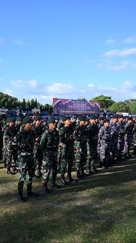 Prajurit TNI mengikuti apel gelar pasukan Operasi Lilin Agung 2023 di Lapangan Puputan Margarana, Denpasar, Bali, pada Kamis (21/12/2023).