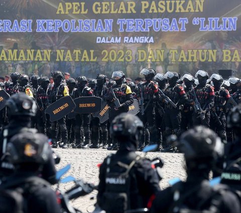 Anggota Brimob Polri melakukan apel gelar pasukan Operasi Lilin 2023 untuk pengamanan Natal 2023 dan Tahun Baru 2024 di Lapangan Silang Monas, Jakarta, pada Kamis (21/1/2023). Operasi tersebut digelar mulai dari 23 Desember 2023 hingga 3 Januari 2024.