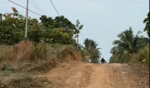 Meski merupakan perbatasan negara, terlihat jalanan yang memprihatinkan terbentang di sepanjang area gerbang ini.