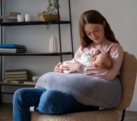 Untuk ibu yang pernah berhenti menyusui, teknik relaktasi dapat membantu meningkatkan produksi ASI dengan meningkatkan frekuensi menyusui setiap 3–4 jam, total mencapai sekitar 8 kali dalam 24 jam.