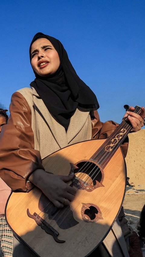 FOTO: Musisi Cantik Palestina Hibur Anak-Anak Gaza dari Trauma Kengerian Perang