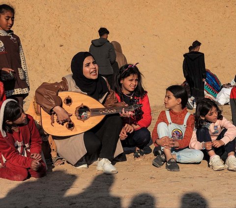 FOTO: Musisi Cantik Palestina Hibur Anak-Anak Gaza dari Trauma Kengerian Perang