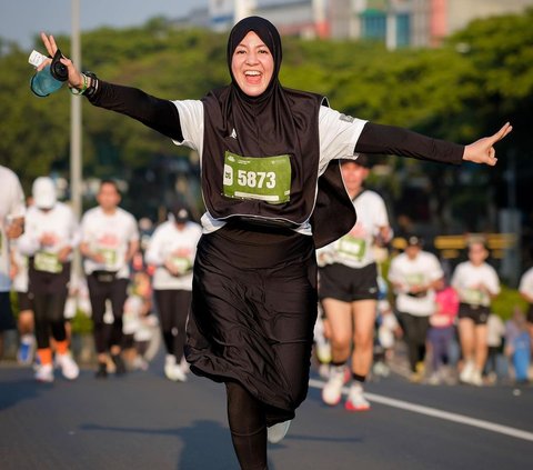 Portrait of Natasha Rizki's Syari Outfit during Marathon Becomes Highlight